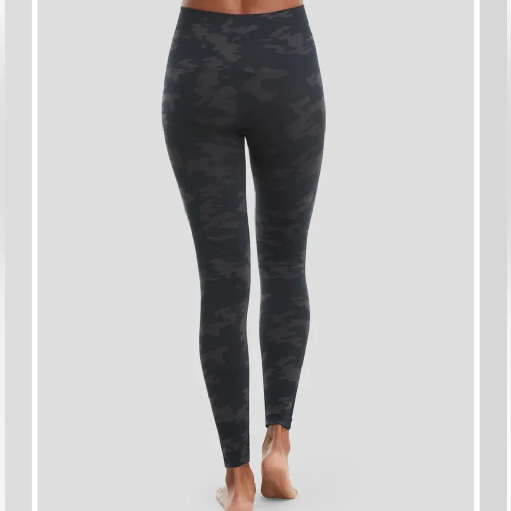 Women’s Spanx Seamless Shaping Leggings Black Camo Size‎ Medium